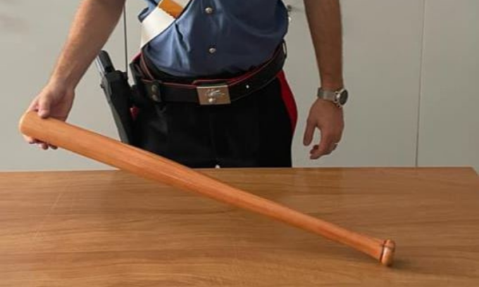 In auto aveva una mazza da baseball, denunciato 21enne
