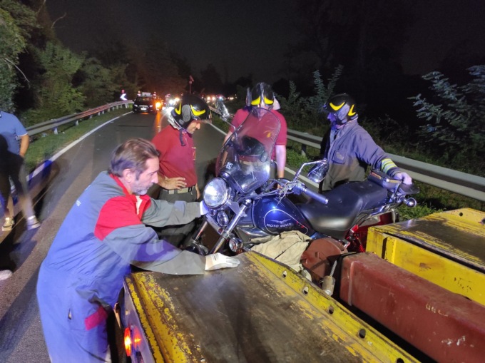 Cade dalla moto, grave motociclista di Fara