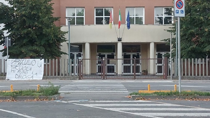 Primo giorno di scuola: a Caravaggio si comincia con uno striscione “goliardico”