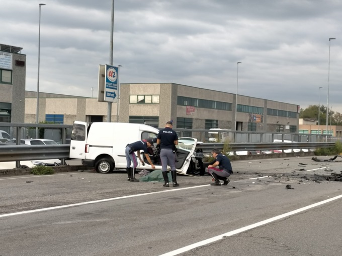 È un ambulante che andava al lavoro la vittima dell’incidente mortale di stamattina