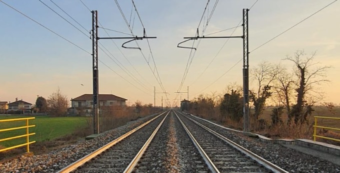 Tragedia a Vidalengo, 49enne muore travolto dal treno: era scomparso da casa