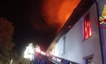 Incendio in un palazzo abbandonato, pompieri ancora al lavoro