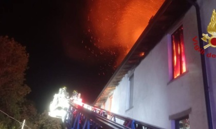 Incendio in un palazzo abbandonato, pompieri ancora al lavoro