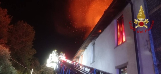 Incendio in un palazzo abbandonato, pompieri ancora al lavoro