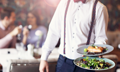 Cameriere, la figura versatile più cercata: requisiti e vantaggi
