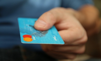 Quali sono i vantaggi e gli svantaggi di una carta di credito