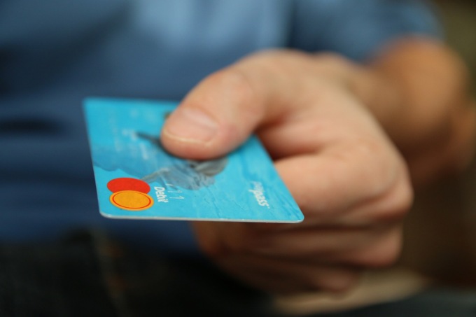 Quali sono i vantaggi e gli svantaggi di una carta di credito