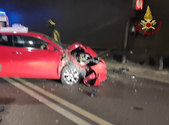 Schianto in galleria, 25enne in ospedale