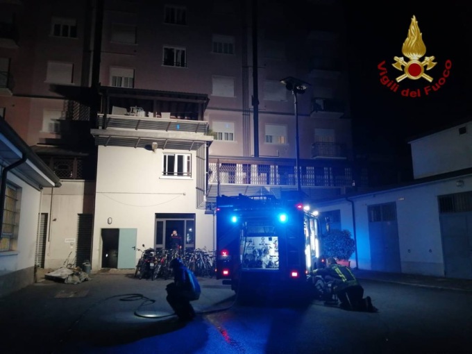 Principio d’incendio nello scantinato, arrivano i Vigili del fuoco