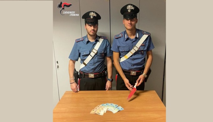 Picchia la ex e la minaccia con un coltello: “Mi lasci? Voglio 500 euro di risarcimento”