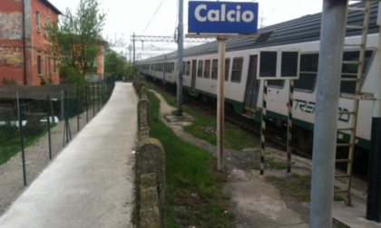 Spari o sassi contro il treno: viaggio da incubo sul Milano-Brescia