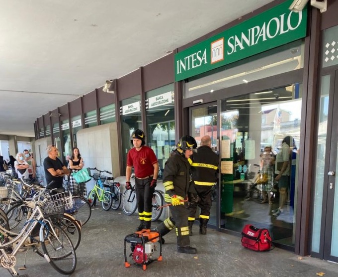 Restano chiusi nella bussola della banca, arrivano i soccorsi