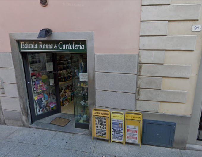 Rapinatore in edicola, il titolare lo mette in fuga puntandogli una pistola a salve