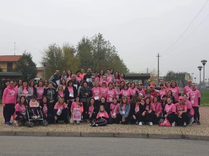 Un lungo corteo rosa nella Bassa per sostenere la ricerca