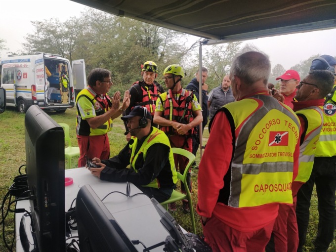 Parcheggia accanto al fiume e sparisce nel nulla: allarme sul Serio