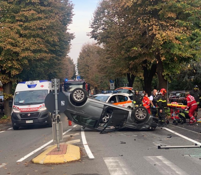 Ribaltamento su viale Piave, tre persone coinvolte