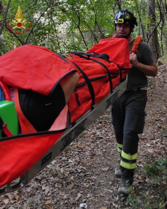 Si infortuna mentre raccoglie castagne: soccorso dai Vigili del Fuoco, finisce in ospedale