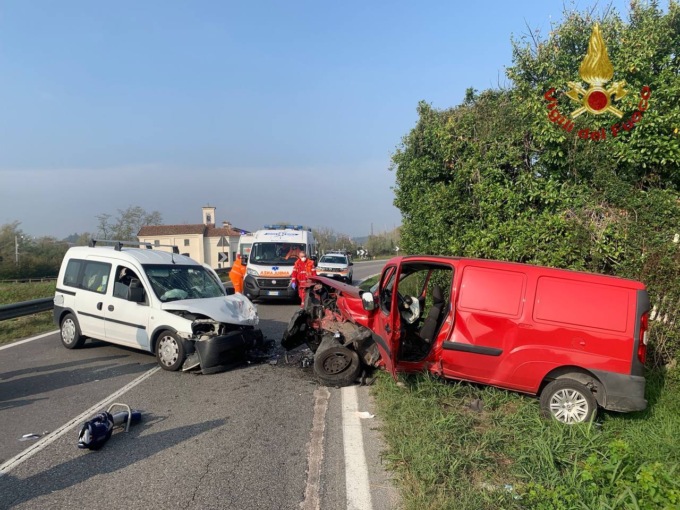 Frontale tra due furgoni, grave un 60enne