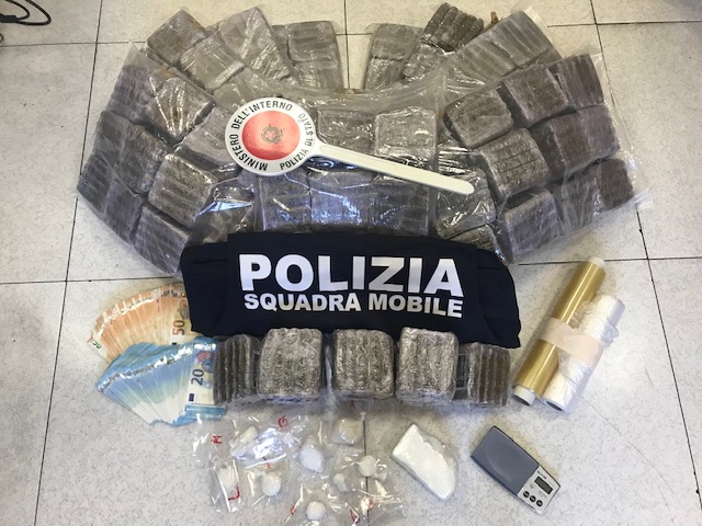 Trovati con quasi 60 chili di hashish e 13mila euro in contanti, due arresti nella Bassa