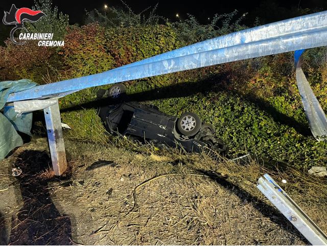 Fugge all’Alt, inseguito dai carabinieri esce di strada e si ribalta con l’auto rubata