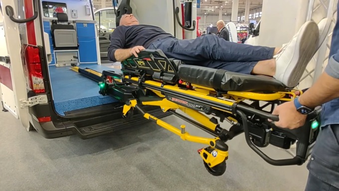 L’ambulanza hi-tech dei Lions, donata a Croce rossa Treviglio: ecco cosa può fare