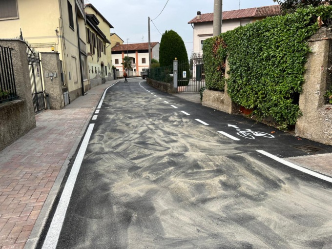 Via Casirate riapre con il nuovo senso unico