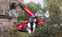 Caravaggio, ruspe in via Pirolo per abbattere la Centrale dello spaccio accanto al Santuario