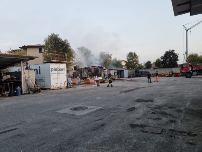 Baracca va a fuoco in centro a Romano