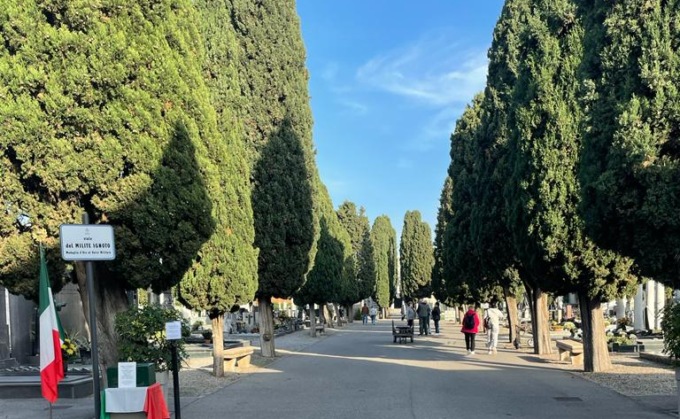 Una tomba al cimitero di Treviglio costa quanto un appartamento (usato) sul  Garda