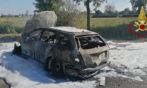 Auto distrutta dalle fiamme lungo la Rivoltana