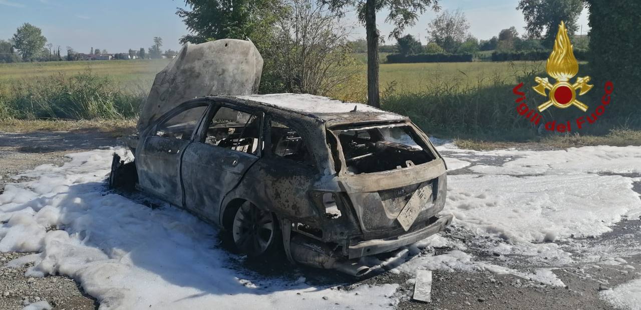 Auto in fiamme