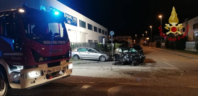 Incastrati nell’auto dopo lo schianto, salvati dai Vigili del fuoco