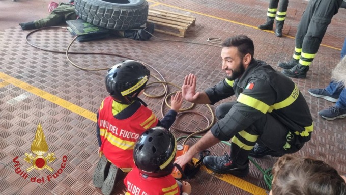 Bambini “pompieri per un giorno” grazie all’open day della Caserma di Bergamo