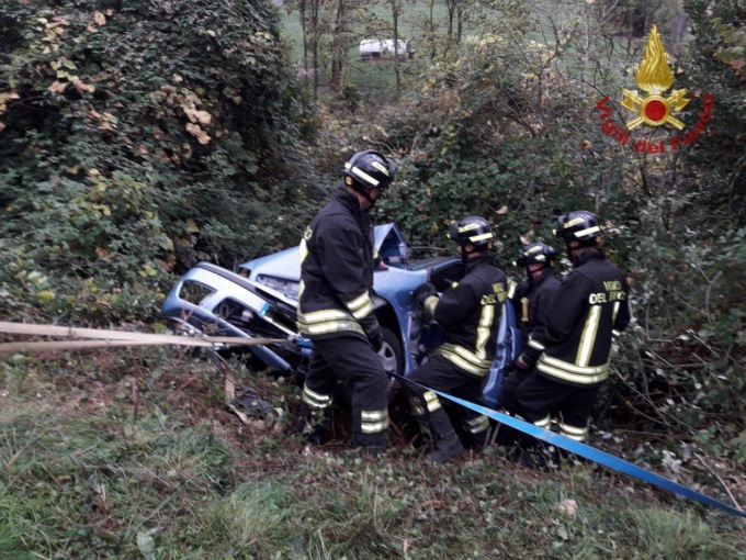 Finisce fuori strada con l’auto, grave una 58enne