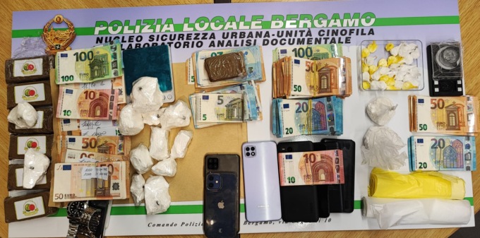 Tre arresti e sequestrati 20mila euro e oltre un chilo di cocaina e hashish
