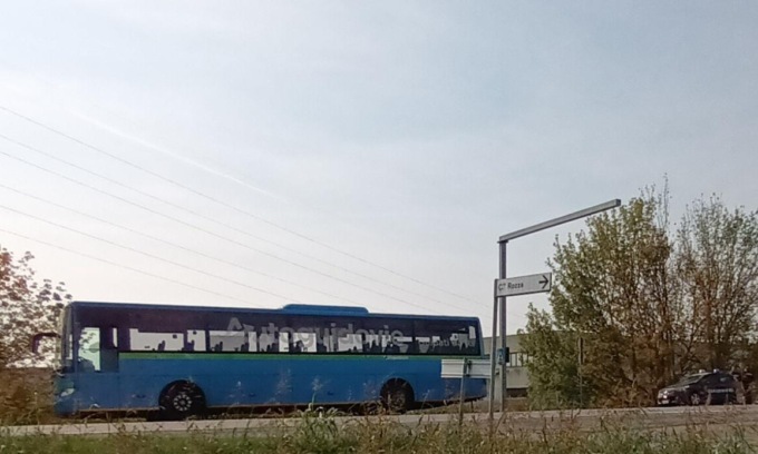 Calci, pugni e morsi sul pullman: due controllori finiscono in ospedale