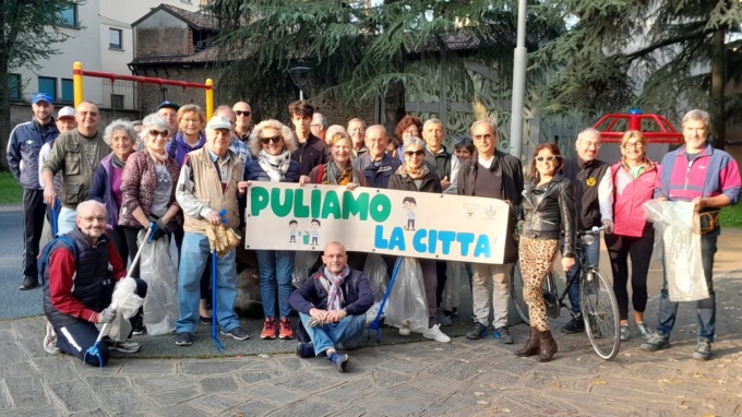 Treviglio Pulita, i volontari ripuliscono i parchi.   Imeri rilancia: “Presto il divieto di fumo nelle aree gioco”
