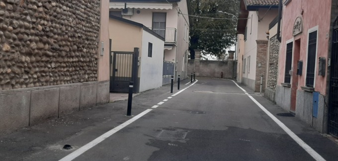 Paletti anti sosta tagliati nella notte, i residenti reclamano parcheggi