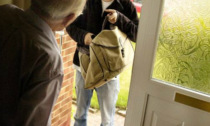 Vailate: donna entra in casa per porgere le condoglianze a un anziano vedovo e gli ruba il portafogli