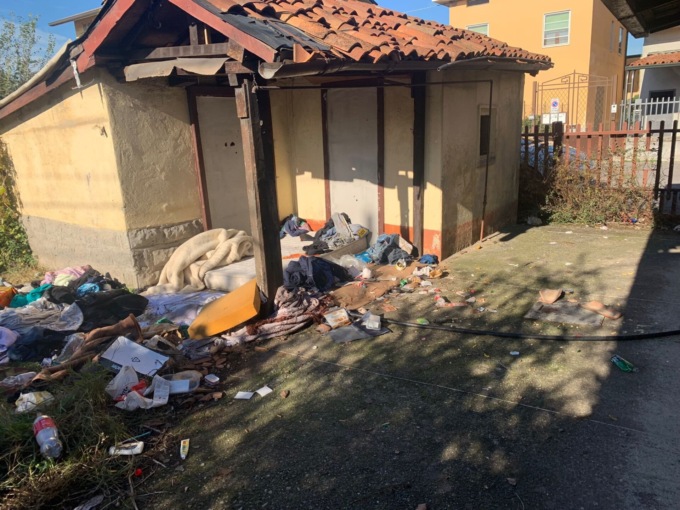 Rifiuti ed escrementi sul pavimento, l’ex Casa Cantoniera occupata da abusivi