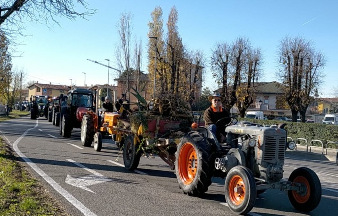 Boom per la Festa del Ringraziamento, un centinaio di trattori sfila in paese