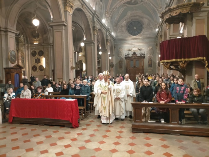 Il vescovo celebra i 50 anni dell’altare e incontra i cresimandi