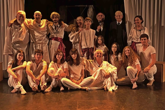 Arhat Teatro conquista Bergamo con la première di “Cantata” e incassa i complimenti dell’ex presidente Violante