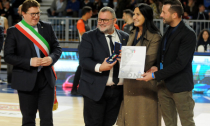 La stella d'argento del Coni alla Blu Basket 1971 Treviglio