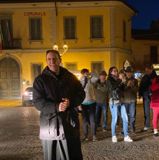 Entra in casa del parroco durante la messa e gli ruba le chiavi della moto