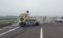Schianto su Brebemi, auto va a fuoco: colonna di fumo sull'autostrada