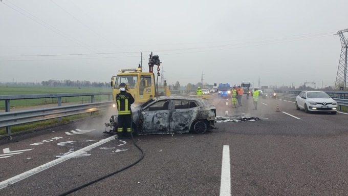 Schianto su Brebemi, auto va a fuoco: colonna di fumo sull’autostrada