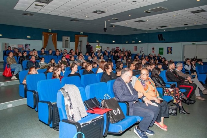 Gli inviti per posta “si perdono” e alla festa per i 18enni non si presenta (quasi) nessuno