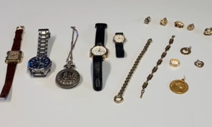 Preso truffatore seriale di anziani, agiva in Bergamasca. In casa 35mila euro in monili d’oro, li riconoscete?