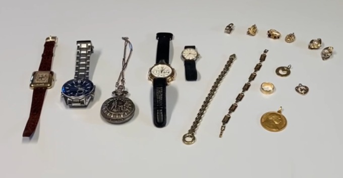 Preso truffatore seriale di anziani, agiva in Bergamasca. In casa 35mila euro in monili d’oro, li riconoscete?